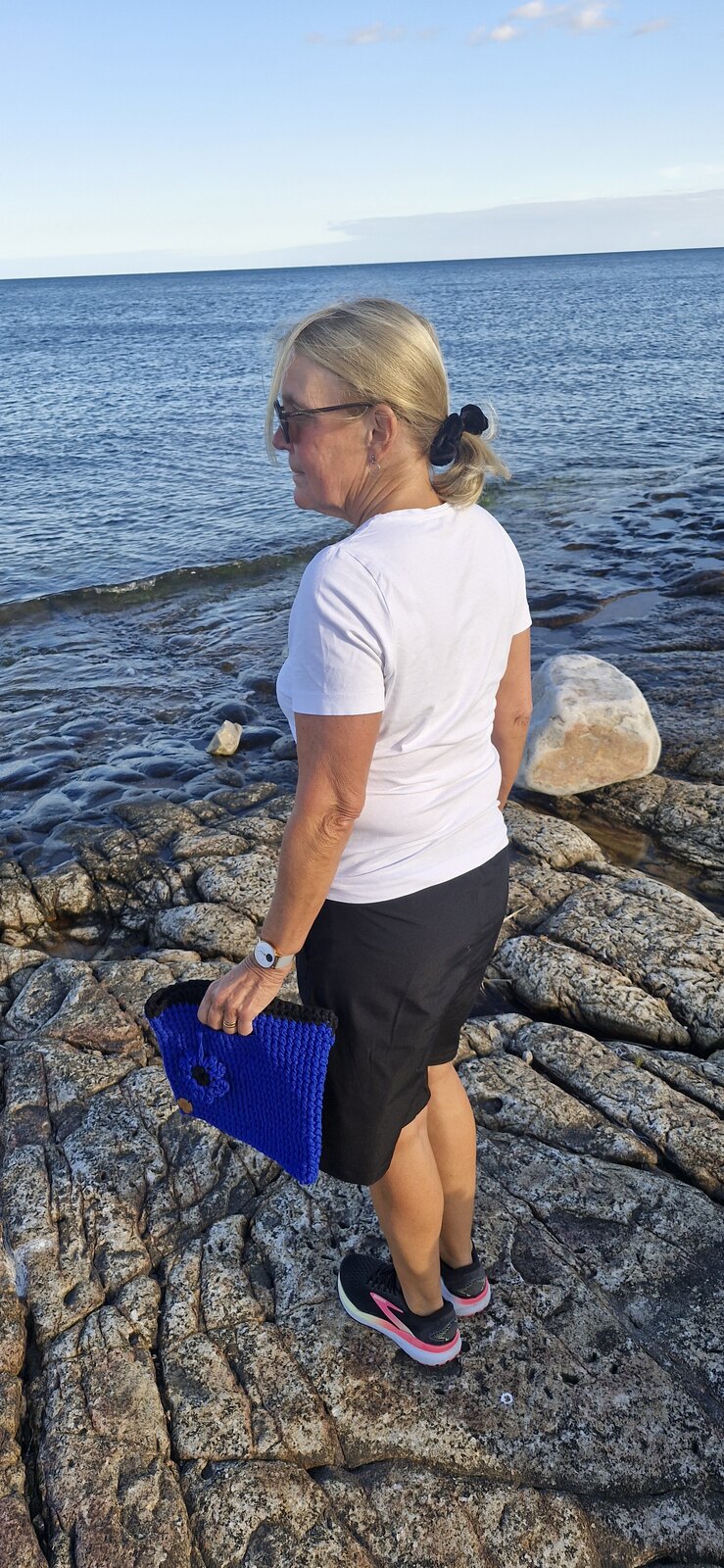 Lena with the small Cobalt Current Bag